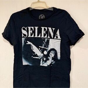 Selena Women’s Size Medium Black T-Shirt Tee Latin Music Pop Band Concert